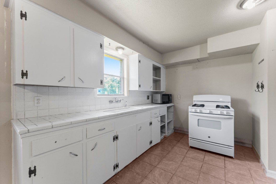 814 Isetta Lane Houston, TX 77060 - Photo 4 of 30 a kitchen with cabinets appliances a sink and a window