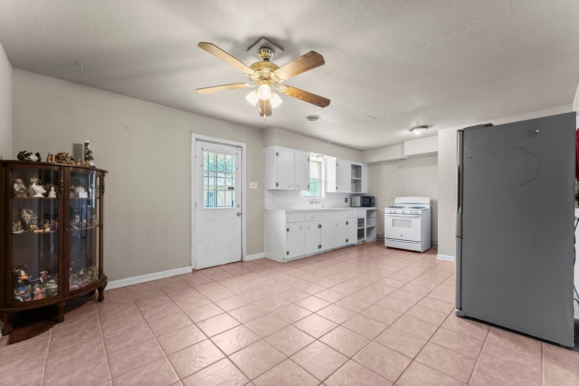 814 Isetta Lane Houston, TX 77060 - Photo 5 of 30 a view of a livingroom with furniture and chandelier fan