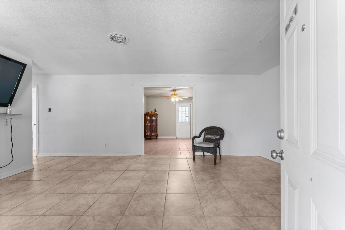 814 Isetta Lane Houston, TX 77060 - Photo 6 of 30 a view of a hallway with a window