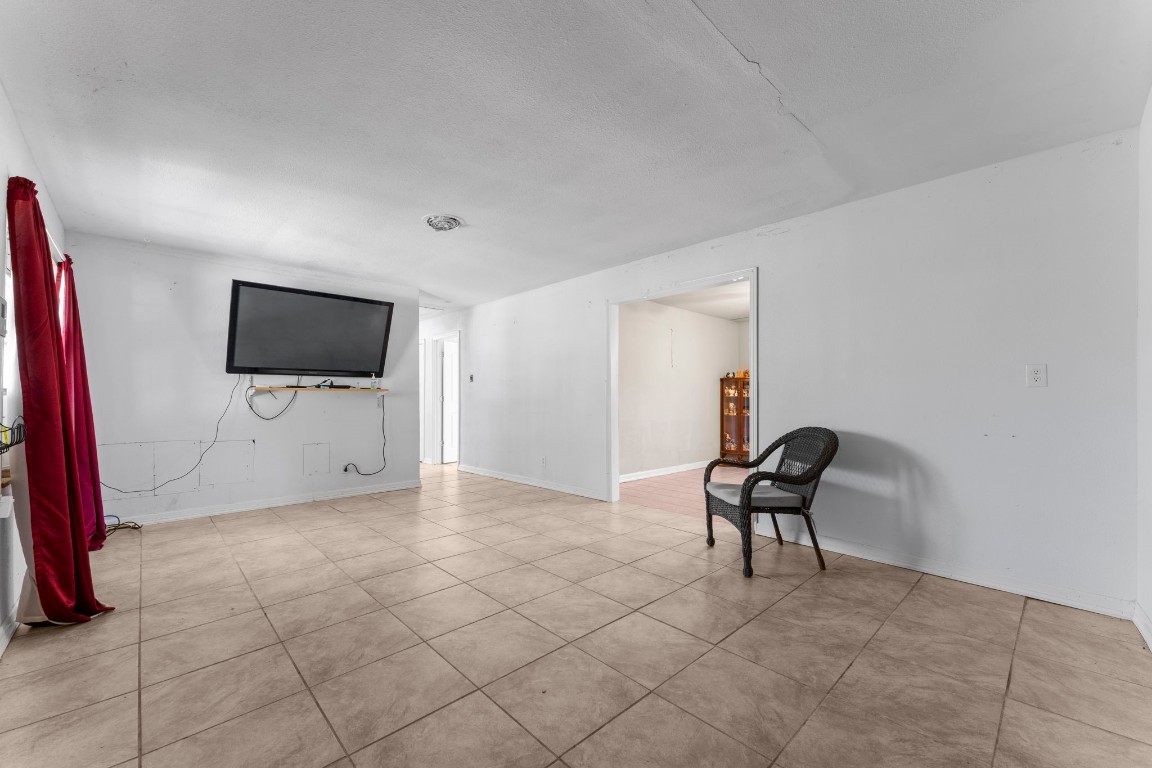 814 Isetta Lane Houston, TX 77060 - Photo 7 of 30 a living room with furniture and a flat screen tv