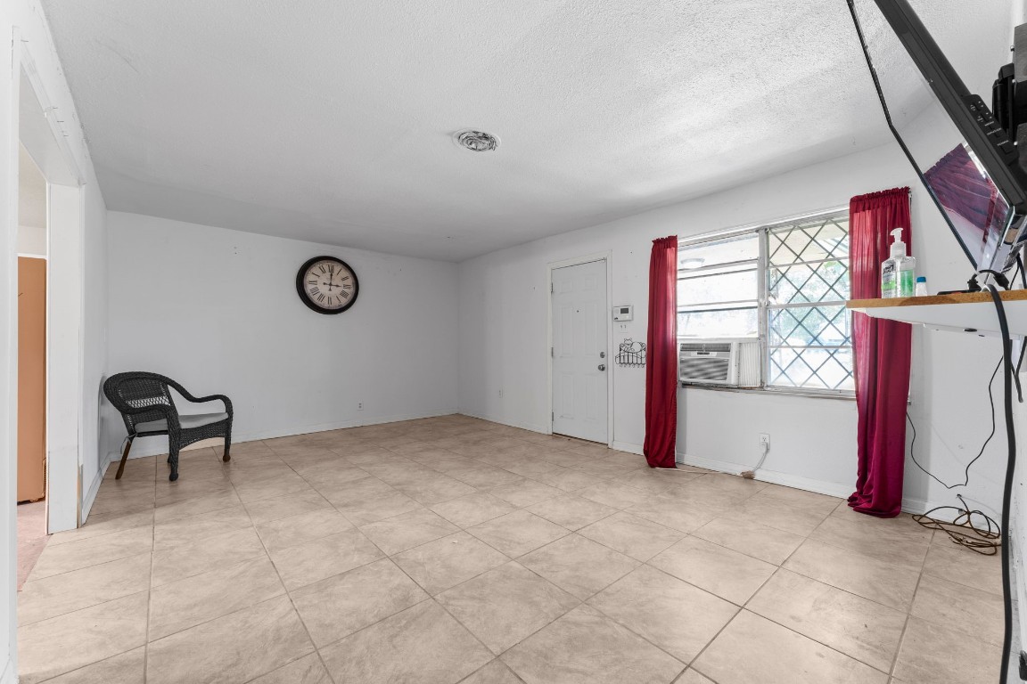 814 Isetta Lane Houston, TX 77060 - Photo 9 of 30 an empty room with windows and fan