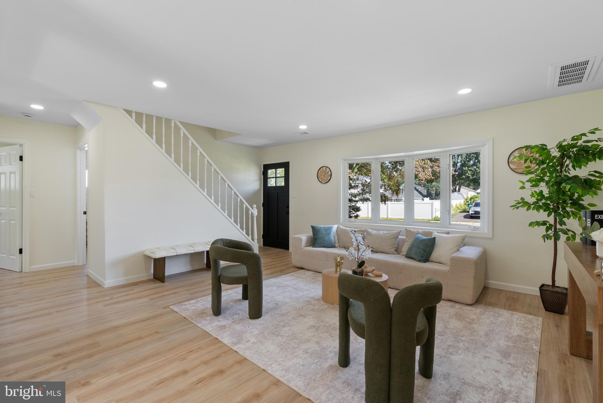 57 Middle Road Levittown, PA 19056 - Photo 3 of 26