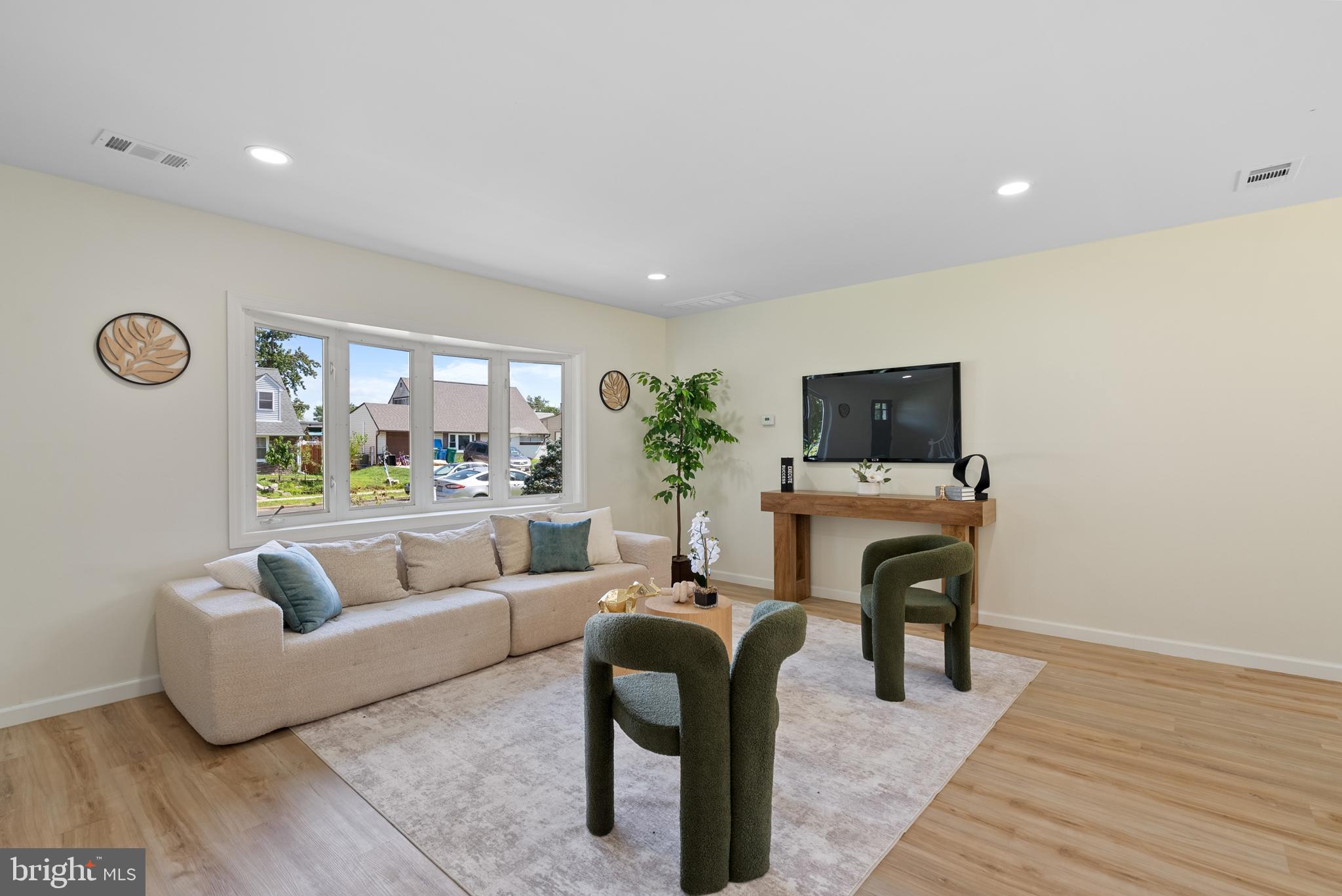 57 Middle Road Levittown, PA 19056 - Photo 4 of 26