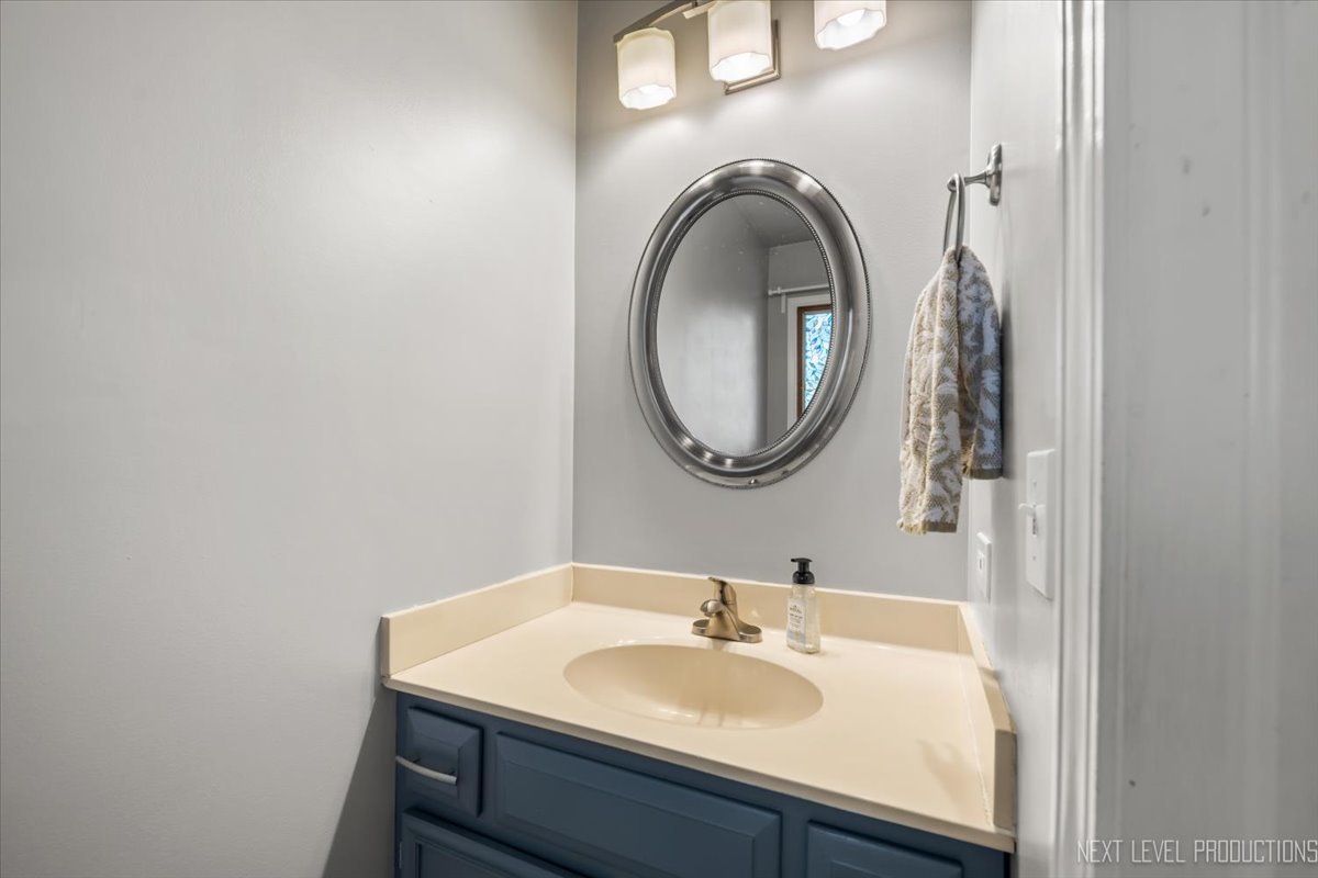 92 Red Fox Run Montgomery, IL 60538 - Photo 15 of 25 a bathroom with a sink and a mirror