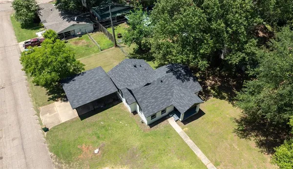an aerial view of a house with yard swimming pool and outdoor seating