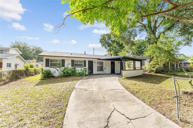 a view of a yard in front of house