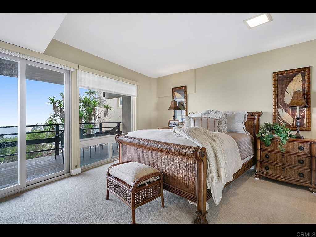 1054 Neptune Avenue Encinitas, CA 92024 - Photo 18 of 38 a bedroom with a bed and a lamp