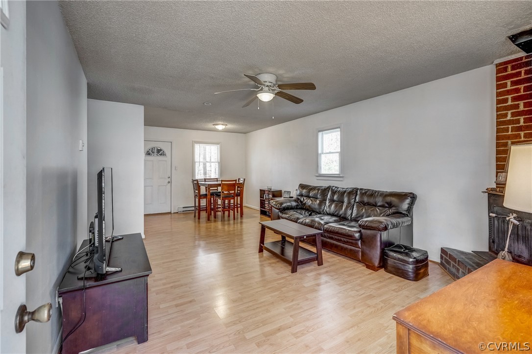 412 Queensway Road Chesterfield, VA 23236 - Photo 21 of 39 a living room with furniture
