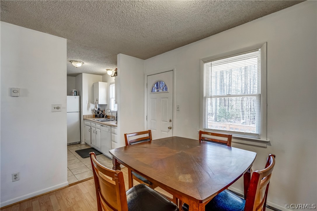 412 Queensway Road Chesterfield, VA 23236 - Photo 28 of 39 a view of a dining room with furniture