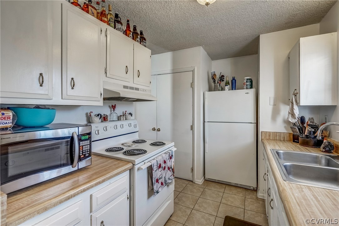 412 Queensway Road Chesterfield, VA 23236 - Photo 30 of 39 a kitchen with a refrigerator a stove a sink and cabinets