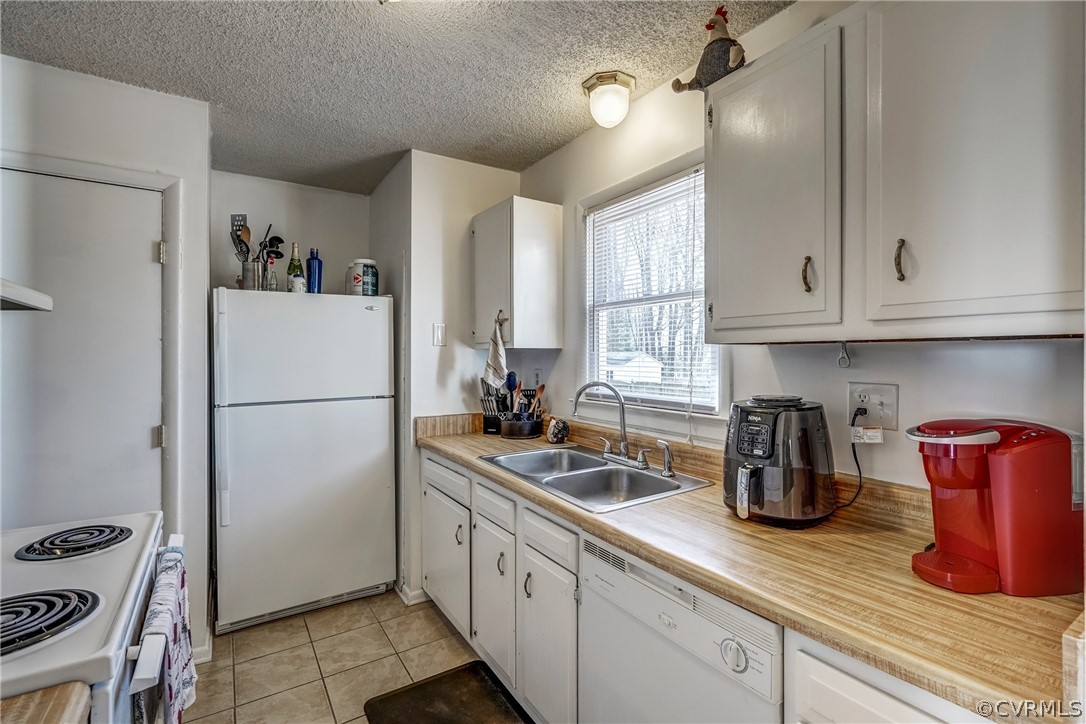 412 Queensway Road Chesterfield, VA 23236 - Photo 31 of 39 a kitchen with refrigerator a stove a sink and cabinets
