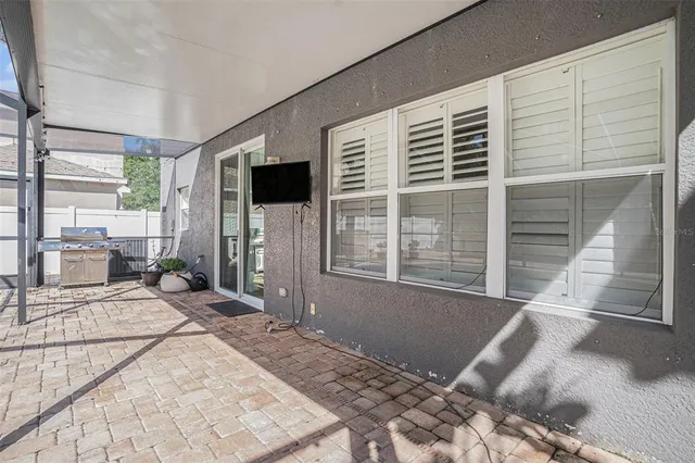 a view of livingroom with furniture