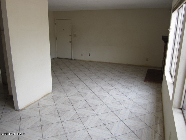 4315 East Vineyard Road Phoenix, AZ 85042 - Photo 21 of 25 Dining Great room