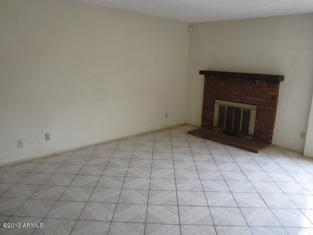 4315 East Vineyard Road Phoenix, AZ 85042 - Photo 4 of 25 023-247410 - Living Area