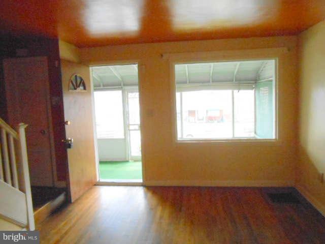 618 Roundview Road Baltimore, MD 21225 - Photo 2 of 12 Living Room