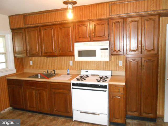 618 Roundview Road Baltimore, MD 21225 - Photo 4 of 12 Kitchen