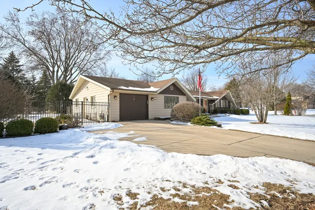 $344,900 | 1727 Warwick Lane, Schaumburg, IL 60193