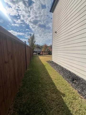 a view of a backyard