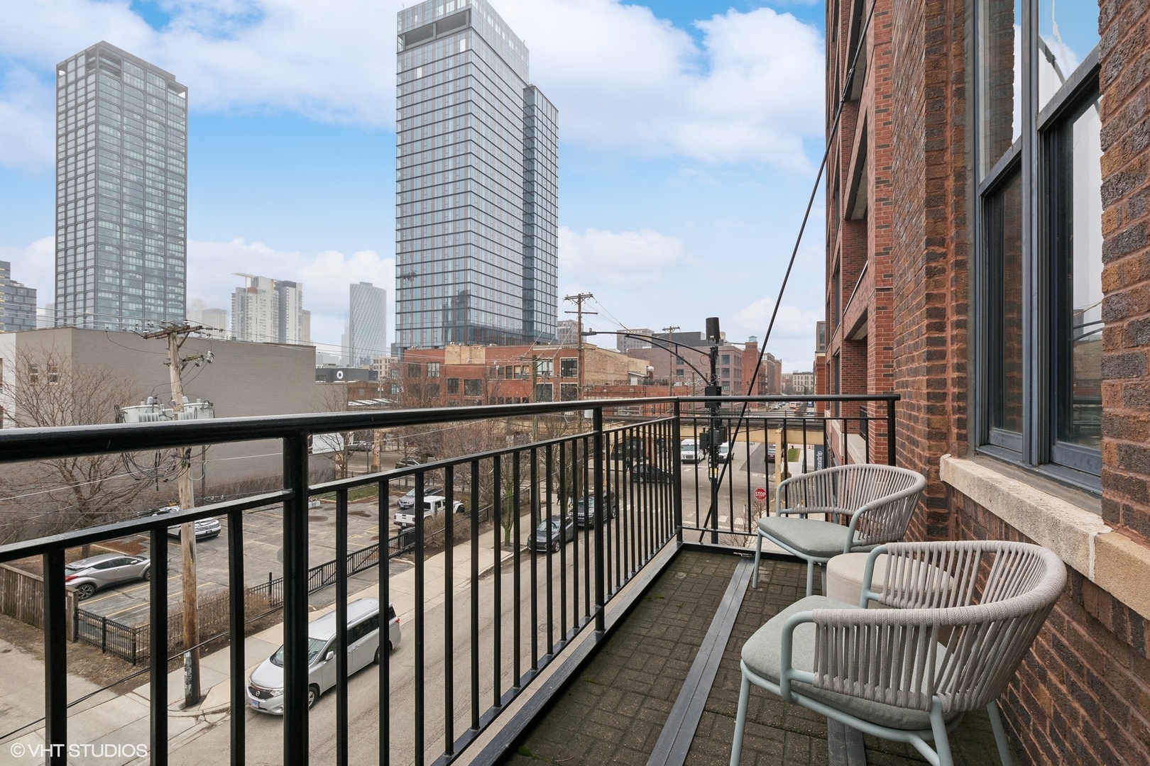 215 North Aberdeen Street, Unit 405A Chicago, IL 60607 - Photo 17 of 20 a balcony with table and chairs