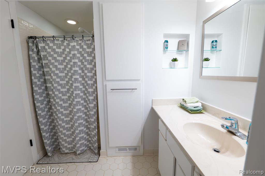 804 Oak Brook Ridge Drive, Unit 149 Rochester Hills, MI 48307 - Photo 31 of 49