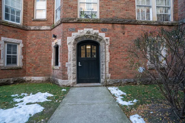 $1,800 | 7422 North Damen Avenue, Unit 2G, Chicago, IL 60645