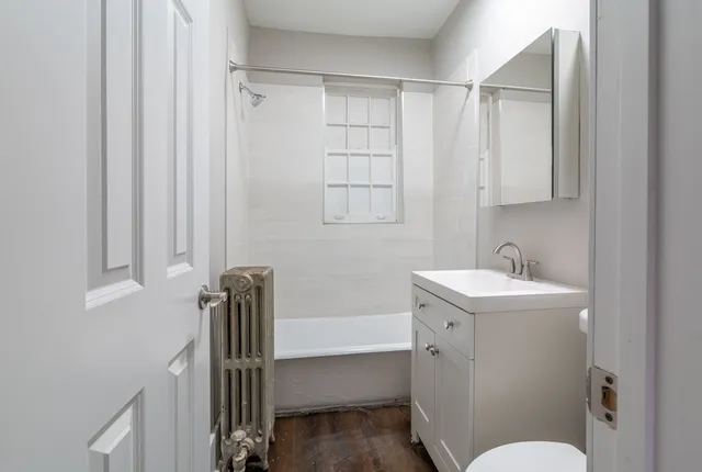 $1,800 | 7422 North Damen Avenue, Unit 2G, Chicago, IL 60645