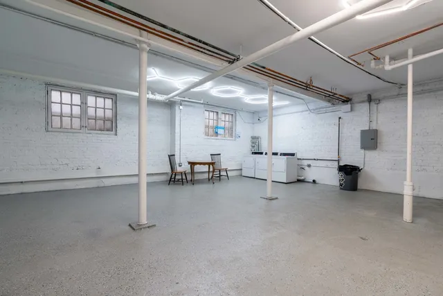 $1,800 | 7422 North Damen Avenue, Unit 2G, Chicago, IL 60645