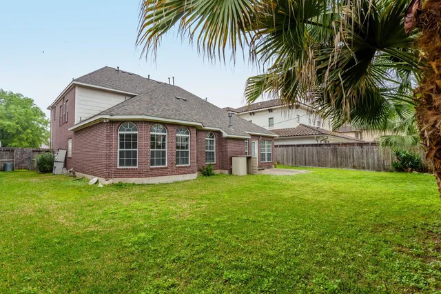 a view of a house with a backyard