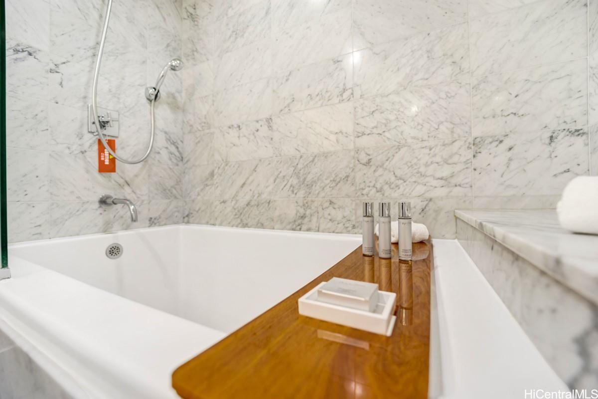 223 Saratoga Road, Unit 2006 Honolulu, HI 96815 - Photo 9 of 15 a bathroom with a bathtub