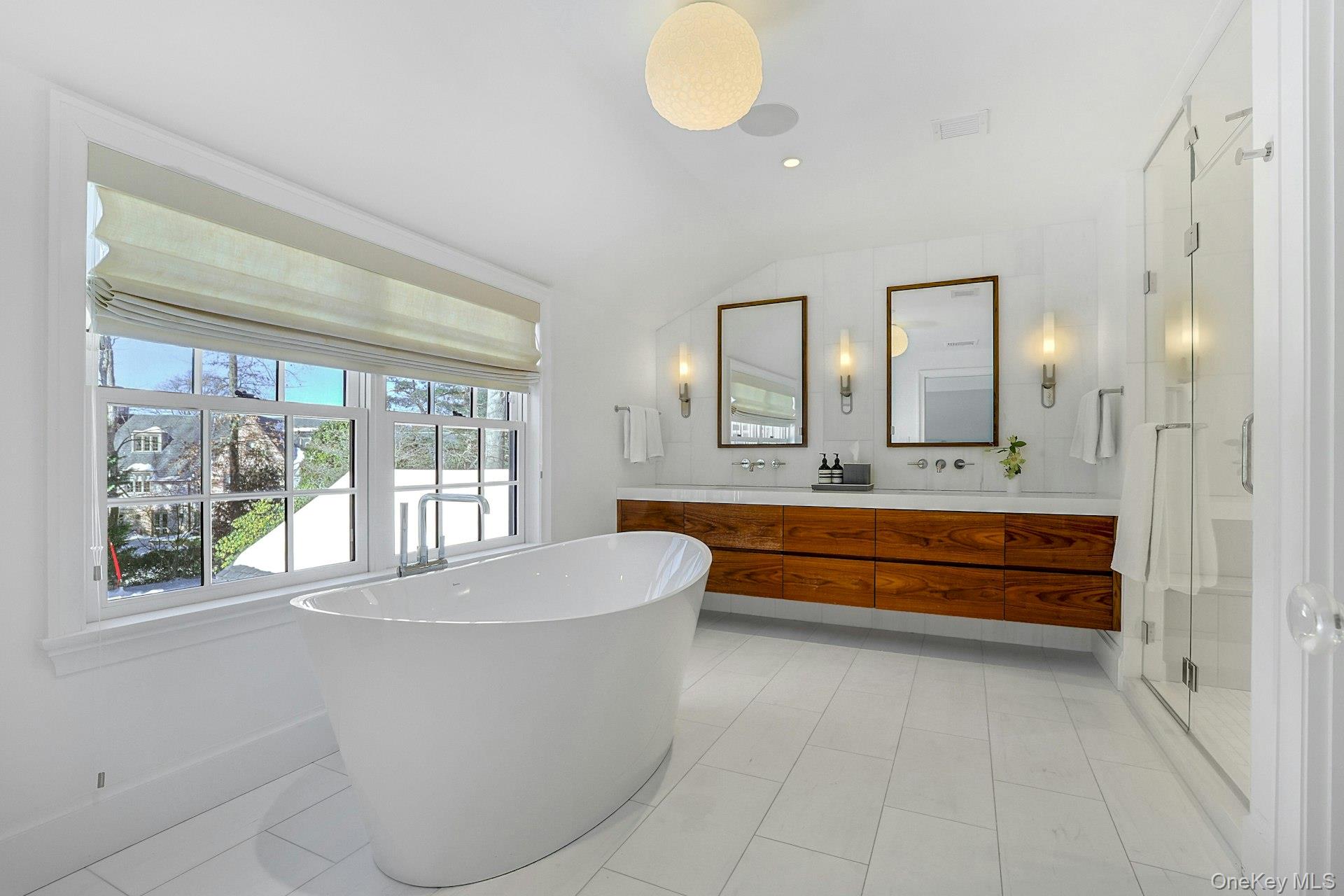 19 Overlook Road Scarsdale, NY 10583 - Photo 29 of 50 a spacious bathroom with a tub sink and mirror