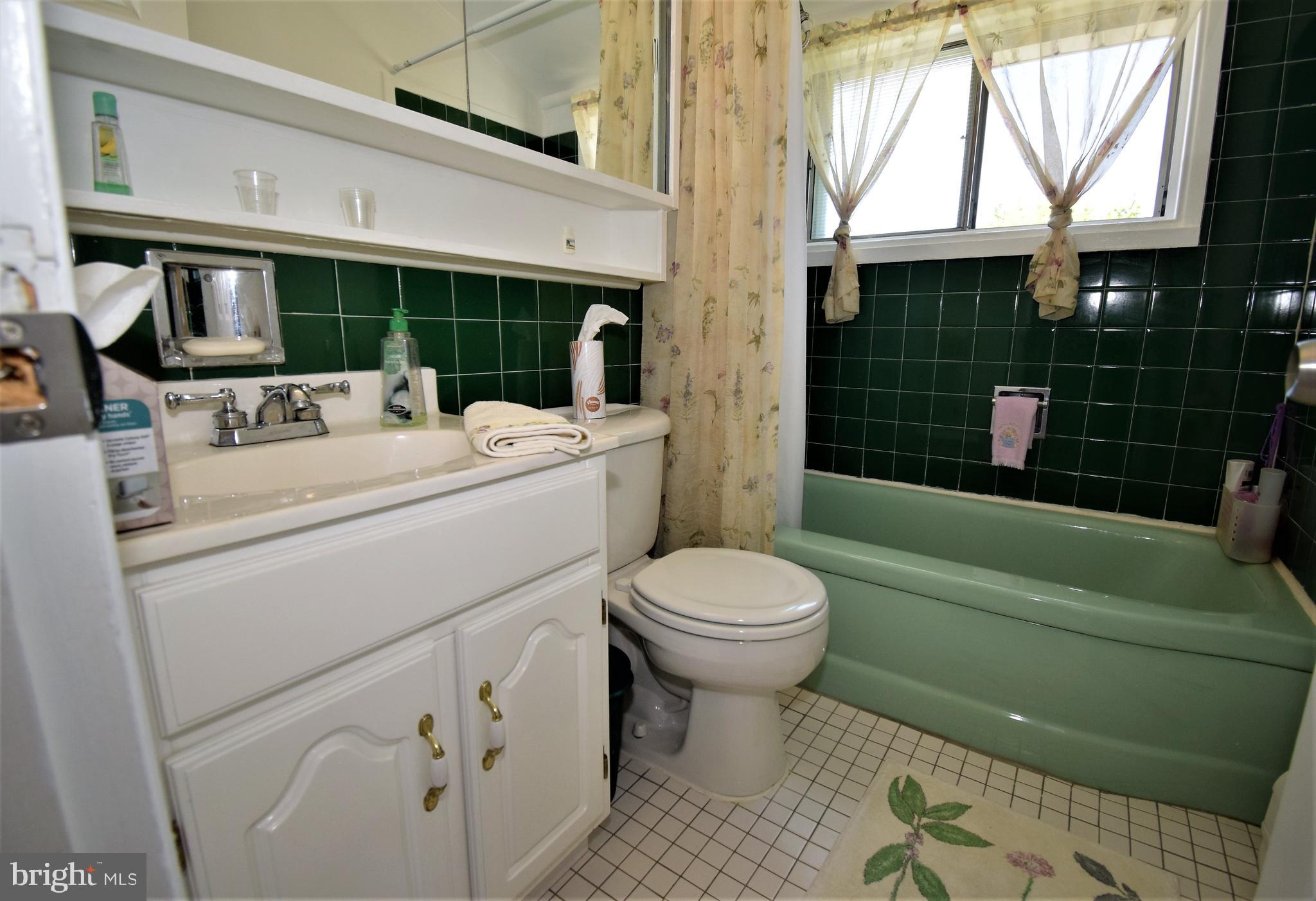 20 MacIntosh Road Levittown, PA 19056 - Photo 19 of 31 2nd Floor Bath