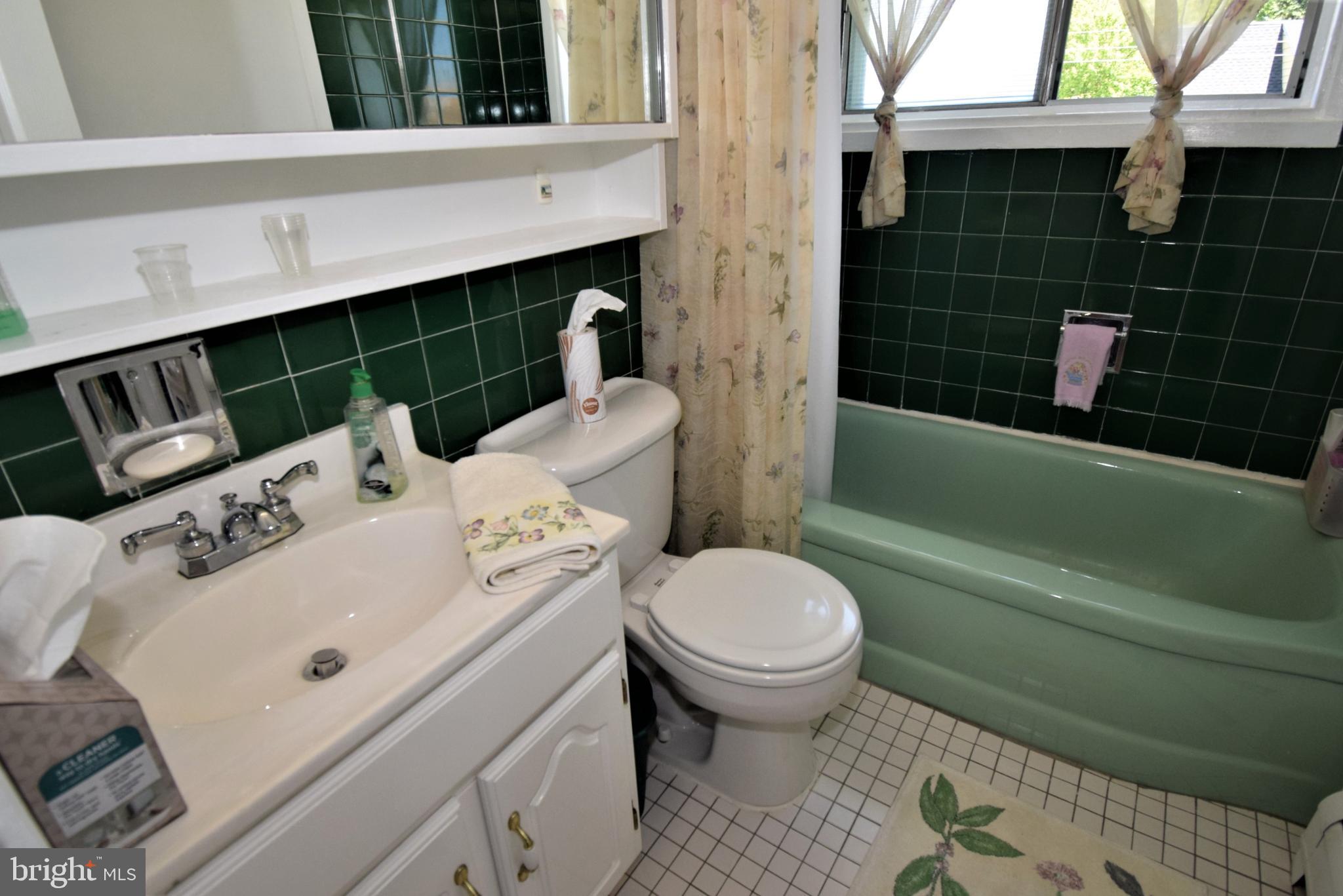 20 MacIntosh Road Levittown, PA 19056 - Photo 20 of 31 2nd Floor Bath