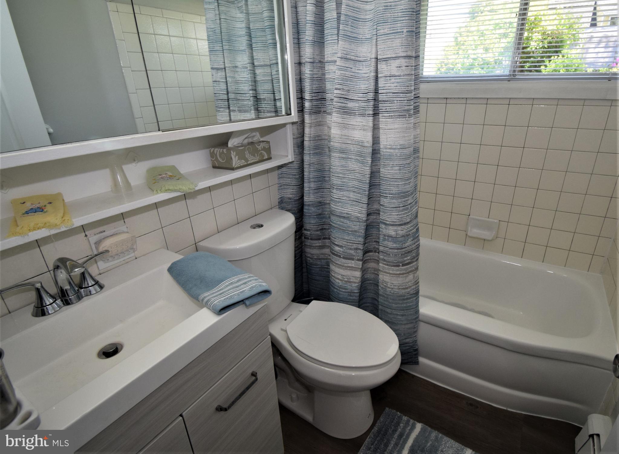 20 MacIntosh Road Levittown, PA 19056 - Photo 9 of 31 1st Floor Bath