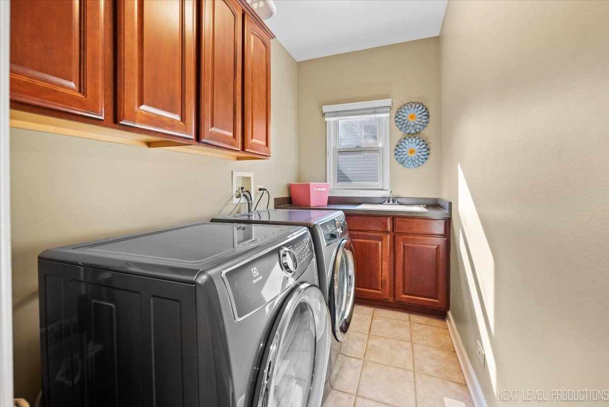 2236 Red Maple Lane Aurora, IL 60502 - Photo 22 of 50 a utility room with dryer and washer