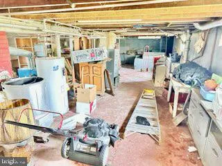 a view of a yard with a house