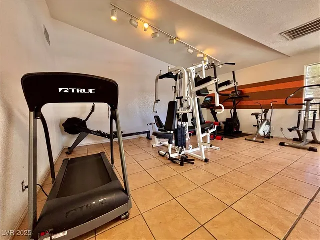 $1,400 | 2011 Cutlass Drive, Henderson, NV 89014