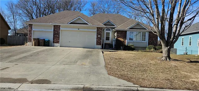 $300,000 | 414 Eagle Glen Drive, Raymore, MO 64083