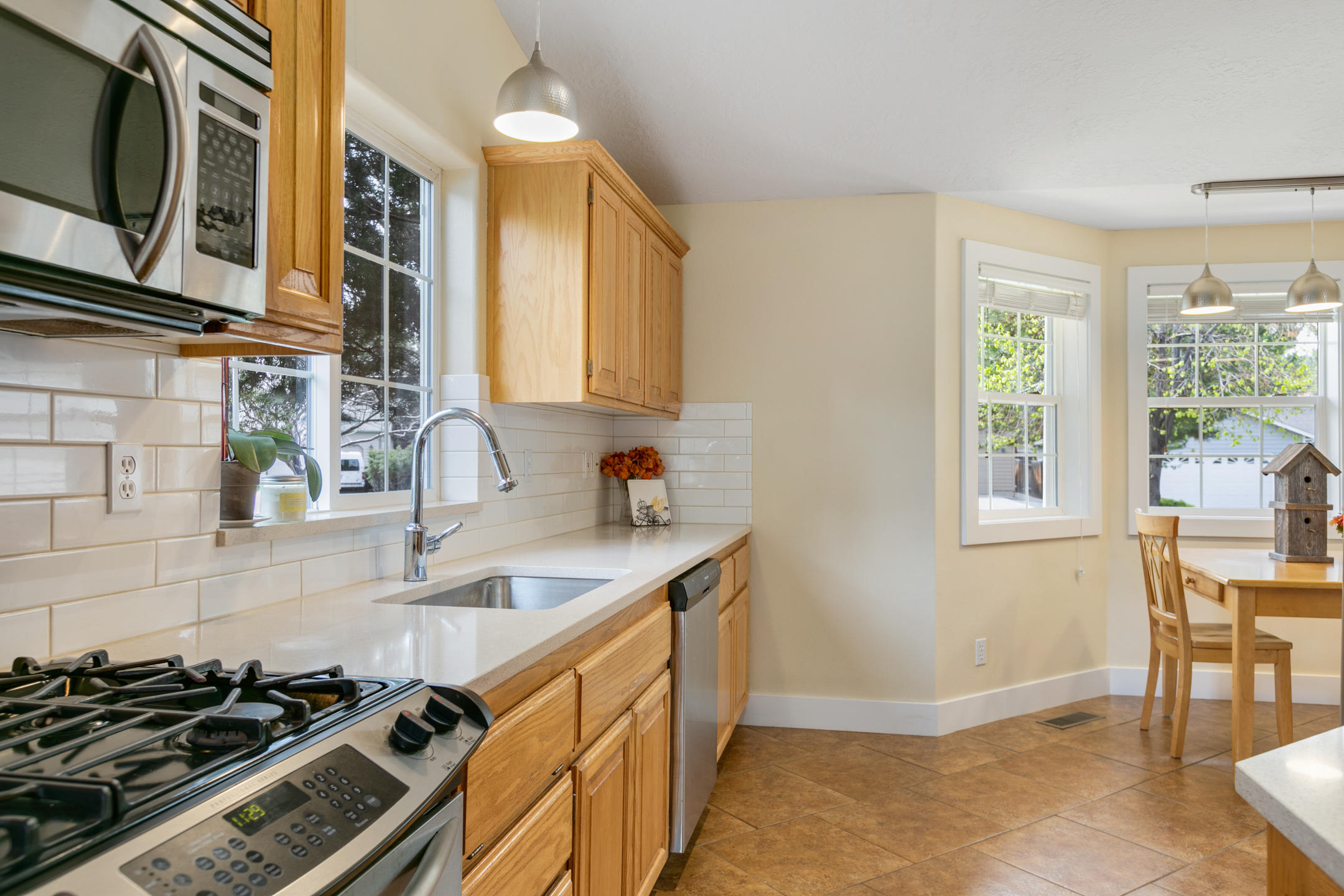 20222 Star Ridge Court Bend, OR 97703 - Photo 7 of 18 Kitchen. Quartz Countertops
