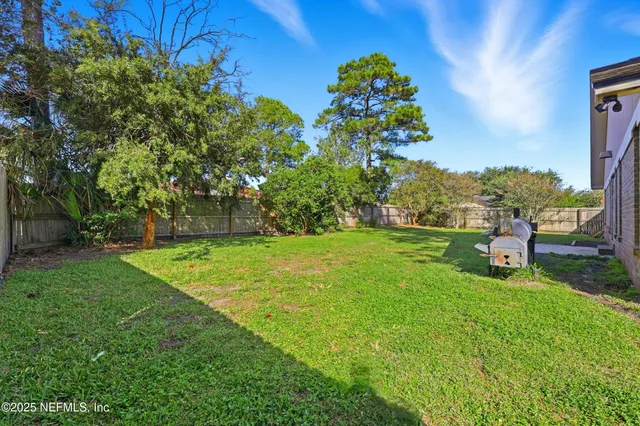 a view of a house with backyard and garden