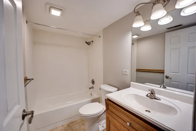 $2,500 | 965 Chelsea Lane, Aurora, IL 60504