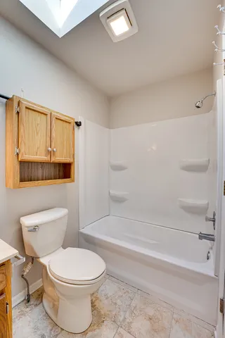 $2,500 | 965 Chelsea Lane, Aurora, IL 60504