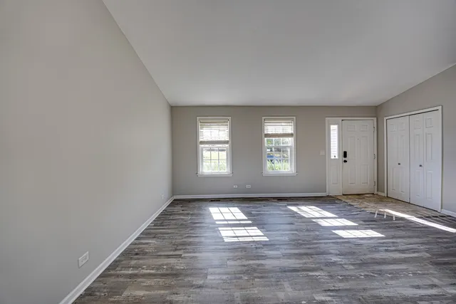 $2,500 | 965 Chelsea Lane, Aurora, IL 60504