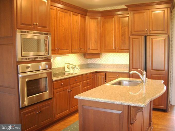 Remodeled Kitchen w/custom cabinets & granite!
