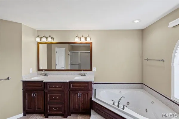 $500,000 | 9 Fawn Valley Drive, Moro, IL 62067