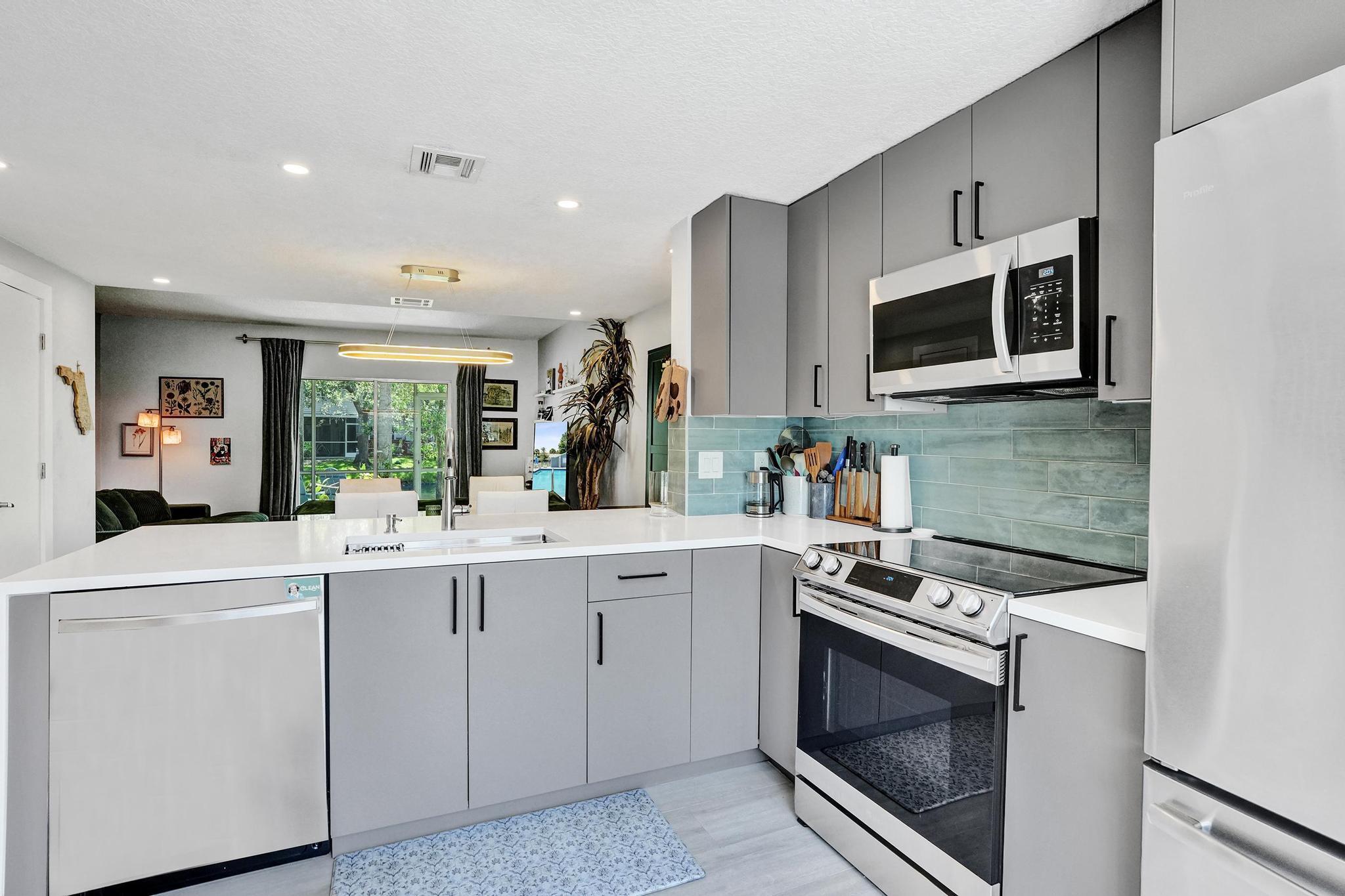 201 Southwest 3rd Street, Unit 201 Pompano Beach, FL 33060 - Photo 9 of 42 DSC02372