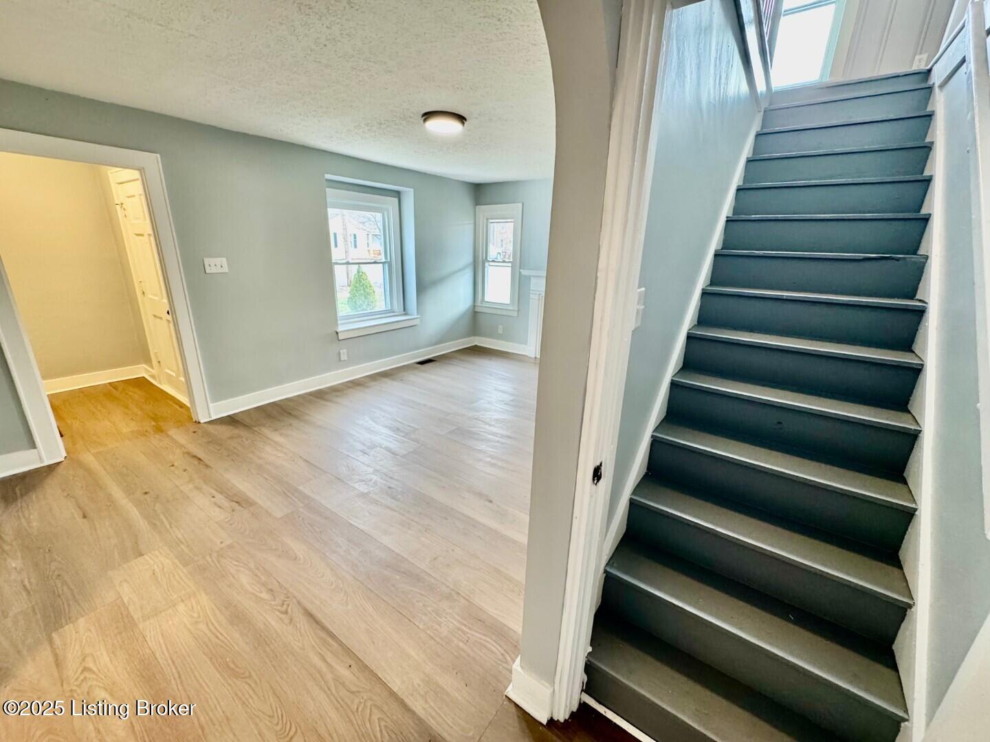 314 Covington Avenue Springfield, KY 40069 - Photo 16 of 26 016_Staircase