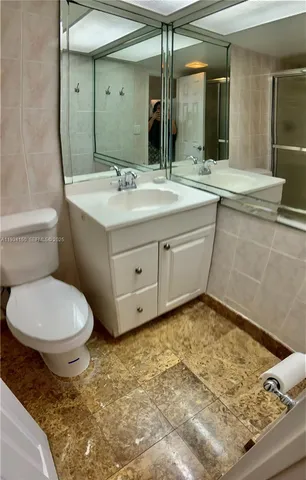 $3,250 | 230 174th Street, Unit 819, Sunny Isles Beach, FL 33160