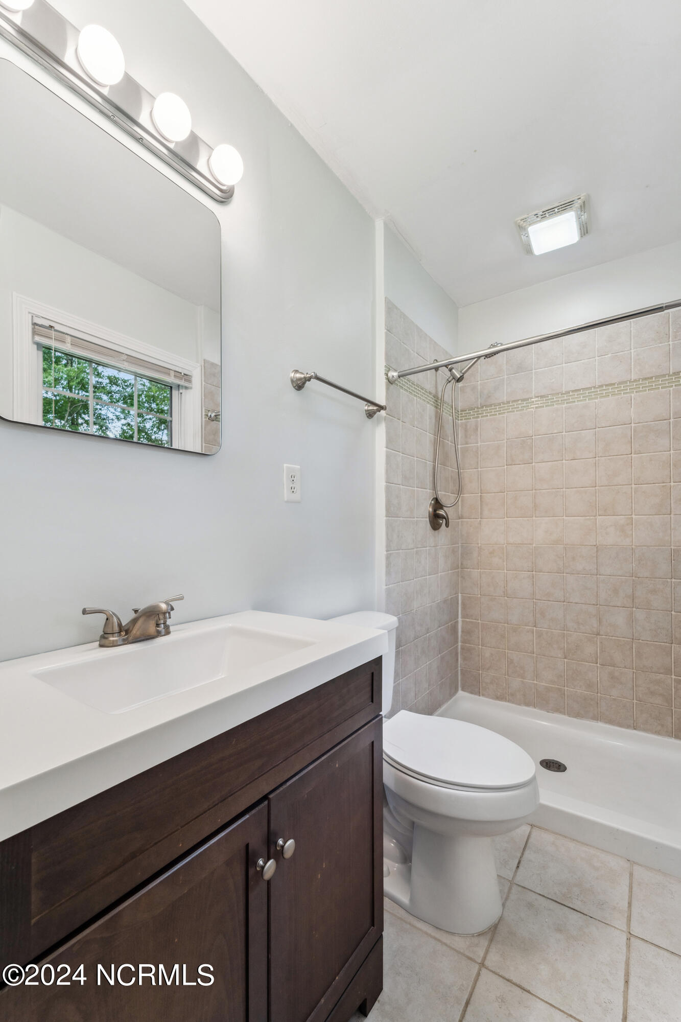 215 Sheffield Road Jacksonville, NC 28546 - Photo 3 of 23 Master Bath
