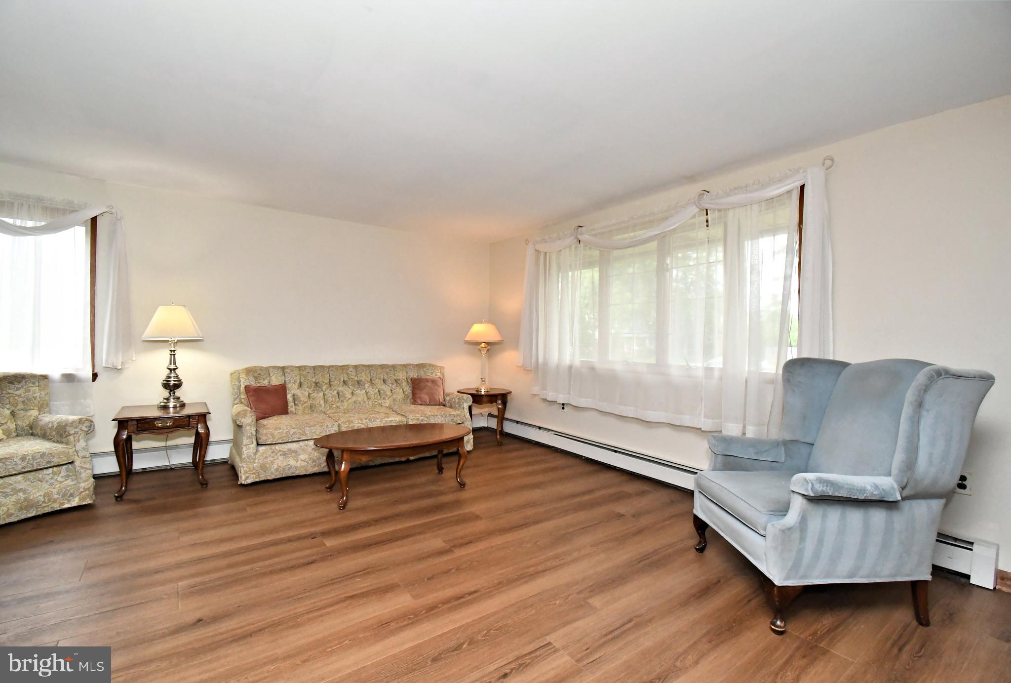 500 Burton Road Oreland, PA 19075 - Photo 6 of 54 Living room