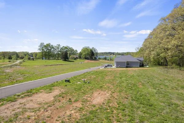 a view of a yard with a house